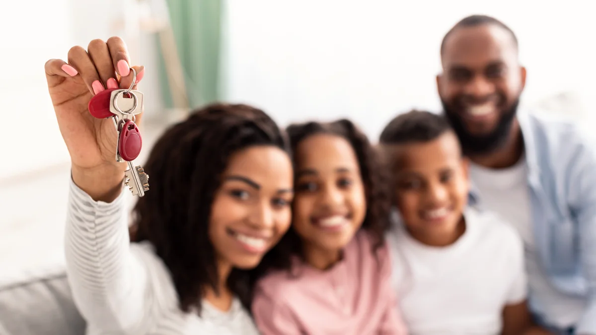Une famille reçoit les clés de son nouveau logement