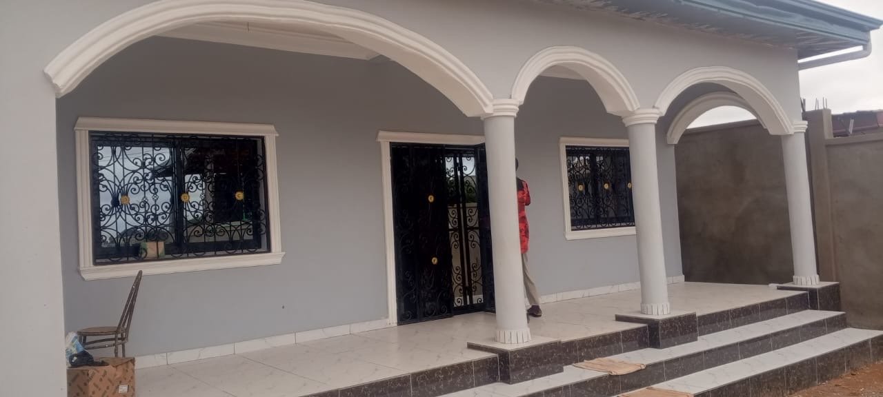Villa neuve à vendre : Nsimalen (40 Millions FCFA) 400 m²